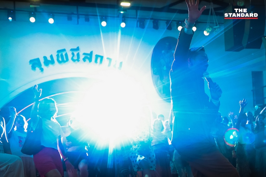 ภาพผู้คนกำลังเต้นสวิงแดนซ์ในงาน ‘Swing in the Park’ ที่อาคารลุมพินีสถาน สวนลุมพินี 20