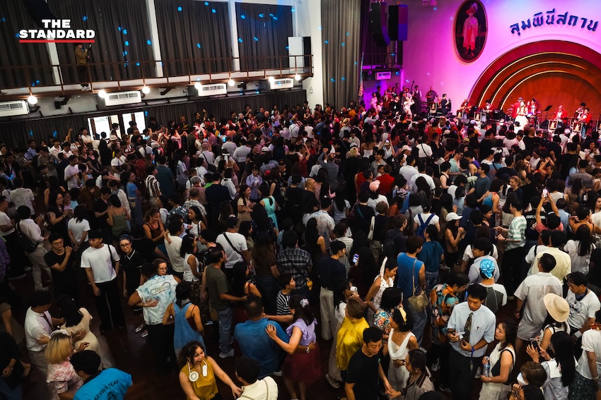 ภาพผู้คนกำลังเต้นสวิงแดนซ์ในงาน ‘Swing in the Park’ ที่อาคารลุมพินีสถาน สวนลุมพินี 3