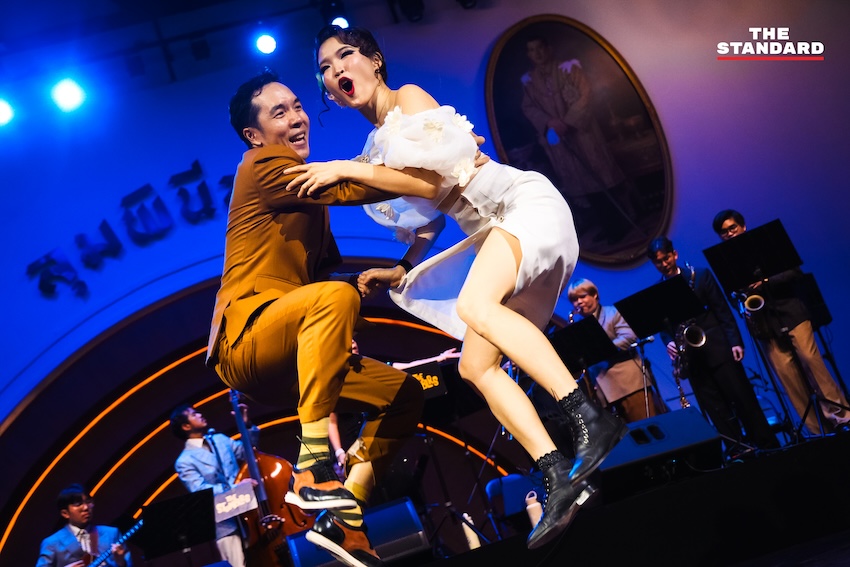 ภาพผู้คนกำลังเต้นสวิงแดนซ์ในงาน ‘Swing in the Park’ ที่อาคารลุมพินีสถาน สวนลุมพินี 4
