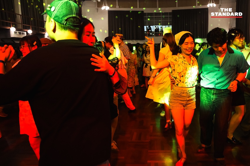 ภาพผู้คนกำลังเต้นสวิงแดนซ์ในงาน ‘Swing in the Park’ ที่อาคารลุมพินีสถาน สวนลุมพินี 5