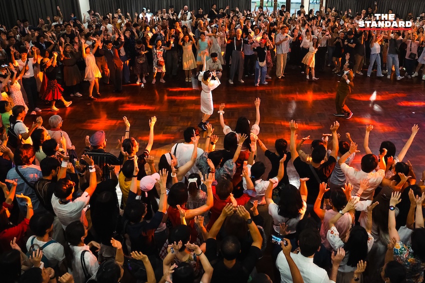 ภาพผู้คนกำลังเต้นสวิงแดนซ์ในงาน ‘Swing in the Park’ ที่อาคารลุมพินีสถาน สวนลุมพินี 7