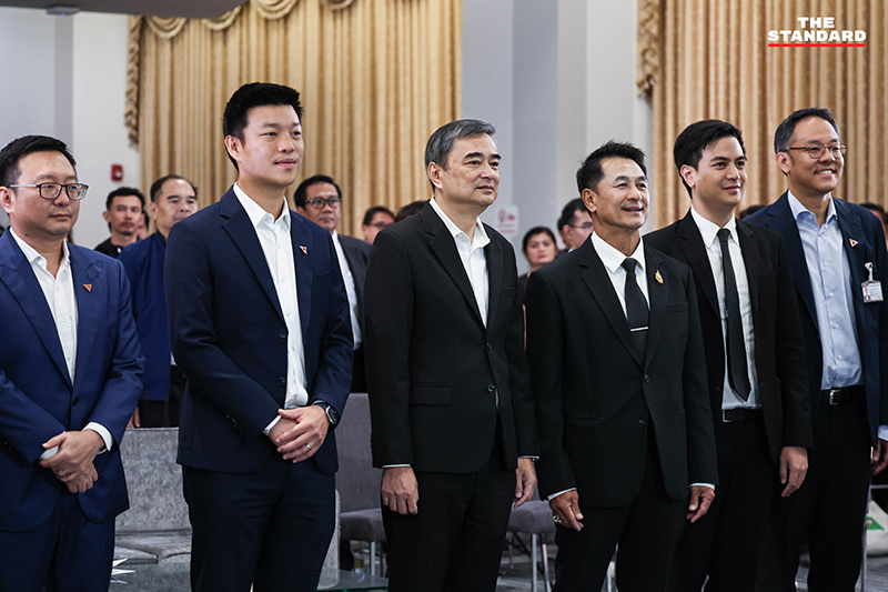 สส.พรรคประชาชนกำลังแถลงข่าวเปิดหลักฐาน ‘ดีลลับแตงโม’ และไทม์ไลน์การฮั้วเลือก สว. ที่รัฐสภา 1