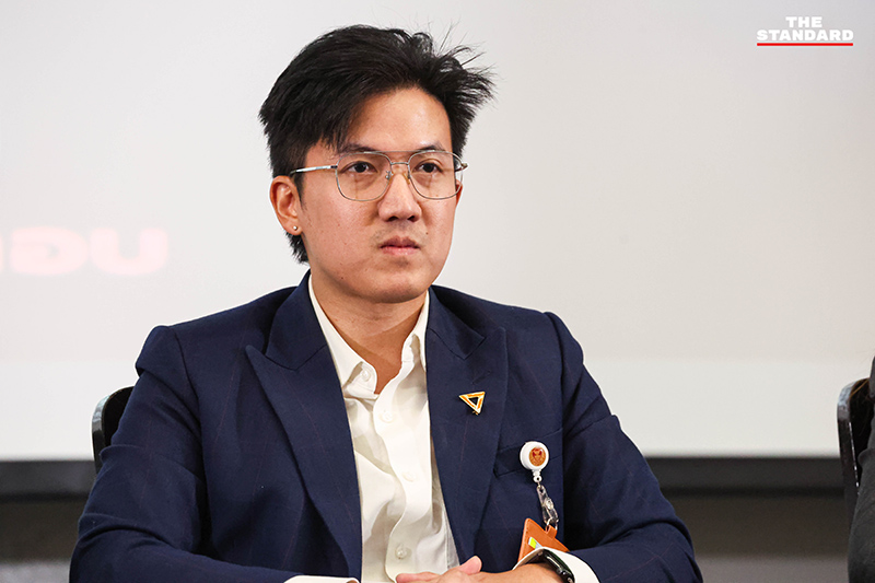 สส.พรรคประชาชนกำลังแถลงข่าวเปิดหลักฐาน ‘ดีลลับแตงโม’ และไทม์ไลน์การฮั้วเลือก สว. ที่รัฐสภา 14