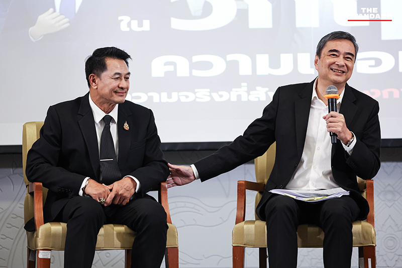 สส.พรรคประชาชนกำลังแถลงข่าวเปิดหลักฐาน ‘ดีลลับแตงโม’ และไทม์ไลน์การฮั้วเลือก สว. ที่รัฐสภา 8
