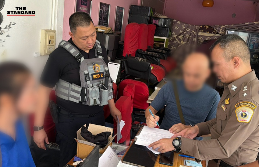 เจ้าหน้าที่ตำรวจและกรมสรรพากรแถลงข่าวการจับกุมเครือข่ายค้าบิลภาษีเถื่อนพร้อมของกลาง 2