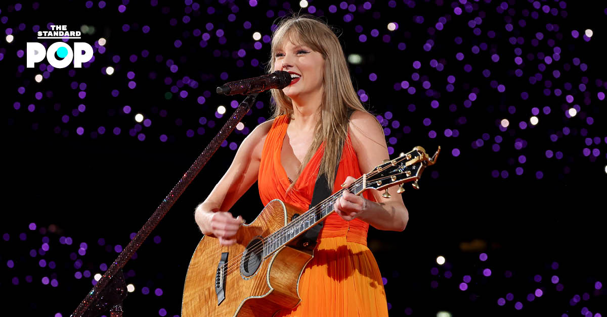 Taylor Swift กำลังแสดงคอนเสิร์ตบนเวที