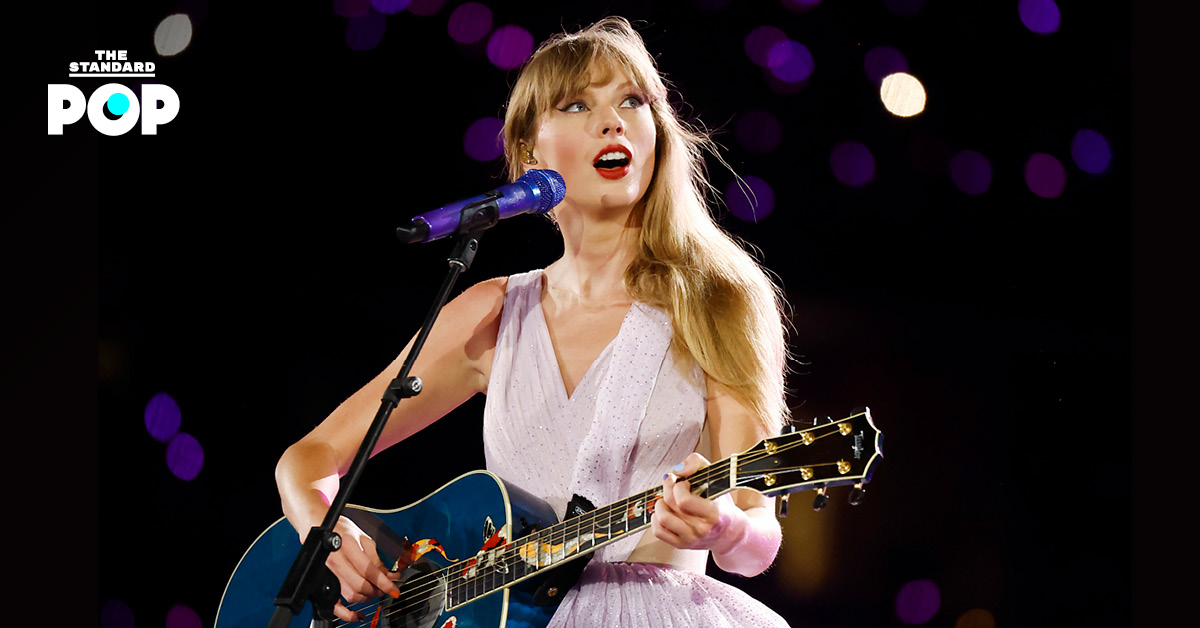 Taylor Swift กำลังแสดงคอนเสิร์ตบนเวที