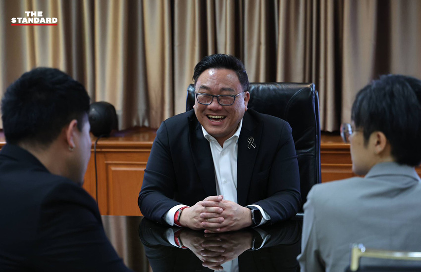 จุลพันธ์ อมรวิวัฒน์ รมว.แรงงาน หารือกับ สหัสวัต คุ้มคง สส.ชลบุรี พรรคประชาชน และ กุลธิดา รุ่งเรืองเกียรติ ผอ.มูลนิธิคณะก้าวหน้า 3