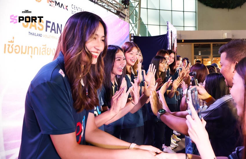 นักวอลเลย์บอลหญิงทีมชาติไทยร่วมกิจกรรมพบปะแฟนคลับในงาน JAS FAN CONNECT 1