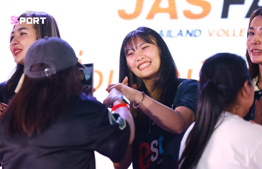 นักวอลเลย์บอลหญิงทีมชาติไทยร่วมกิจกรรมพบปะแฟนคลับในงาน JAS FAN CONNECT 3