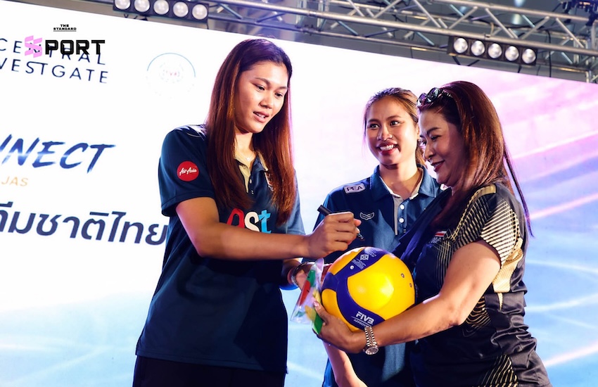 นักวอลเลย์บอลหญิงทีมชาติไทยร่วมกิจกรรมพบปะแฟนคลับในงาน JAS FAN CONNECT 6