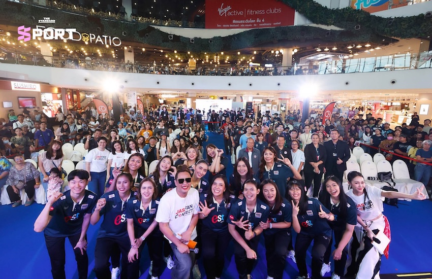 นักวอลเลย์บอลหญิงทีมชาติไทยร่วมกิจกรรมพบปะแฟนคลับในงาน JAS FAN CONNECT 8