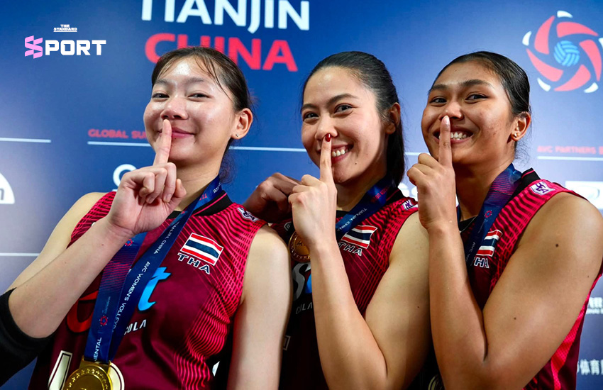 ภาพนักวอลเลย์บอลหญิงทีมชาติไทยกำลังฉลองชัยชนะหลังคว้าแชมป์เอเชีย 3