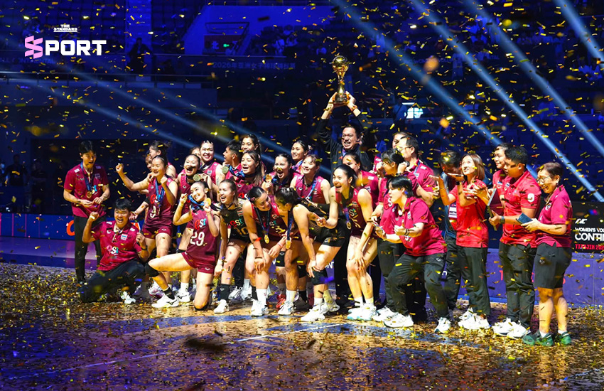 ภาพนักวอลเลย์บอลหญิงทีมชาติไทยกำลังฉลองชัยชนะหลังคว้าแชมป์เอเชีย 5