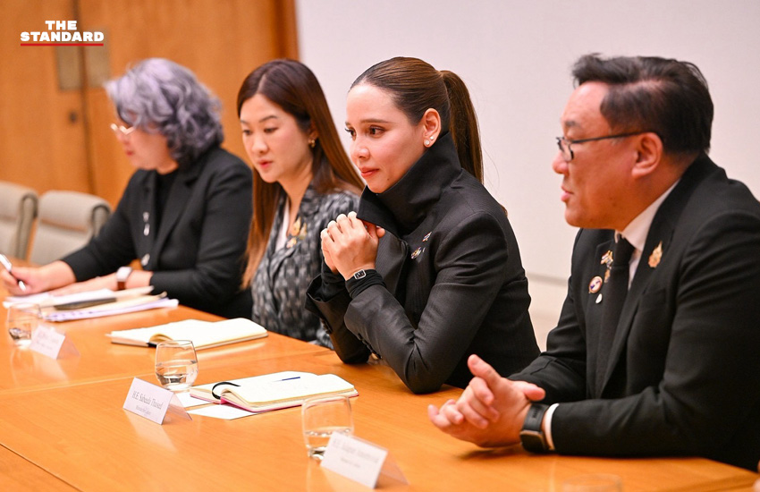 ซาบีดา ไทยเศรษฐ์ รมว.วัฒนธรรมไทย และ Tony Burke รมว.วัฒนธรรมออสเตรเลีย กำลังหารือ 2