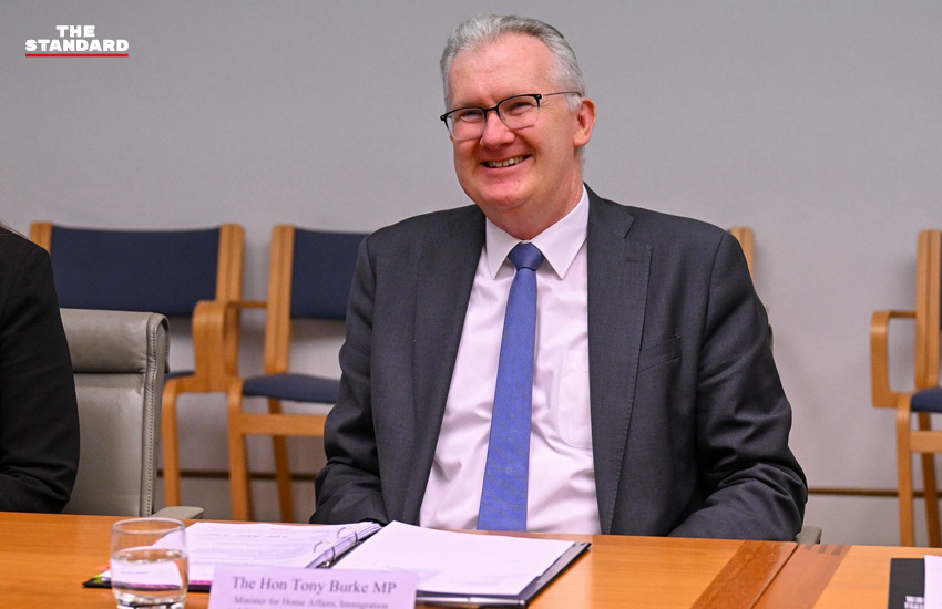 ซาบีดา ไทยเศรษฐ์ รมว.วัฒนธรรมไทย และ Tony Burke รมว.วัฒนธรรมออสเตรเลีย กำลังหารือ 5