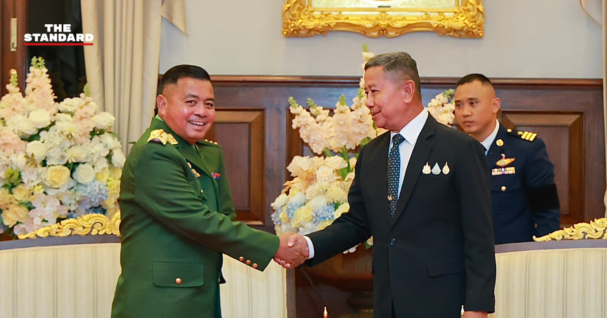 พล.ท. อดุลย์ บุญธรรมเจริญ รมว.กลาโหมไทย จับมือ พล.อ. เย วิน อู ผบ.ทหารสูงสุดเมียนมา