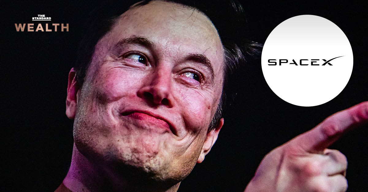อีลอน มัสก์ ซีอีโอ SpaceX พร้อมโลโก้ SpaceX และข้อความเกี่ยวกับการที่ไทยไม่ให้ SpaceX ถือหุ้น 100%