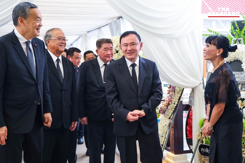 ทักษิณ ชินวัตร อดีตนายกรัฐมนตรี ร่วมพิธีสวดพระอภิธรรมศพ พล.ต.ท. ผ่อน ปลัดรักษา 10