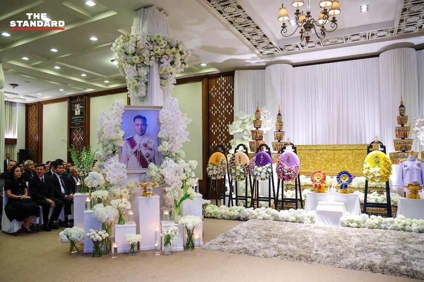 ทักษิณ ชินวัตร อดีตนายกรัฐมนตรี ร่วมพิธีสวดพระอภิธรรมศพ พล.ต.ท. ผ่อน ปลัดรักษา 12