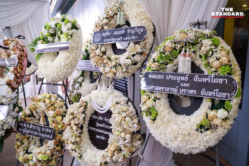 ทักษิณ ชินวัตร อดีตนายกรัฐมนตรี ร่วมพิธีสวดพระอภิธรรมศพ พล.ต.ท. ผ่อน ปลัดรักษา 13