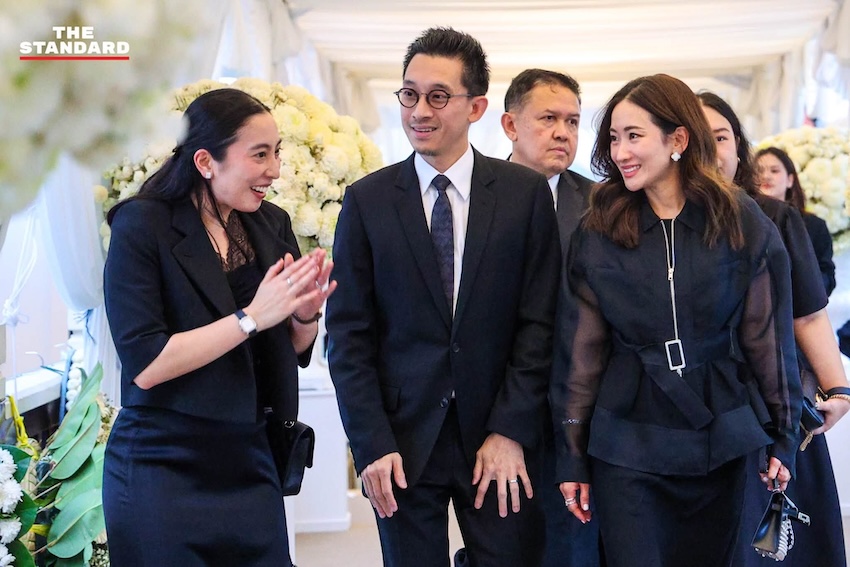 ทักษิณ ชินวัตร อดีตนายกรัฐมนตรี ร่วมพิธีสวดพระอภิธรรมศพ พล.ต.ท. ผ่อน ปลัดรักษา 3