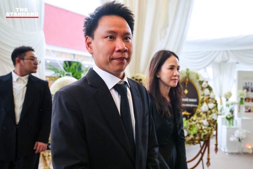 ทักษิณ ชินวัตร อดีตนายกรัฐมนตรี ร่วมพิธีสวดพระอภิธรรมศพ พล.ต.ท. ผ่อน ปลัดรักษา 5