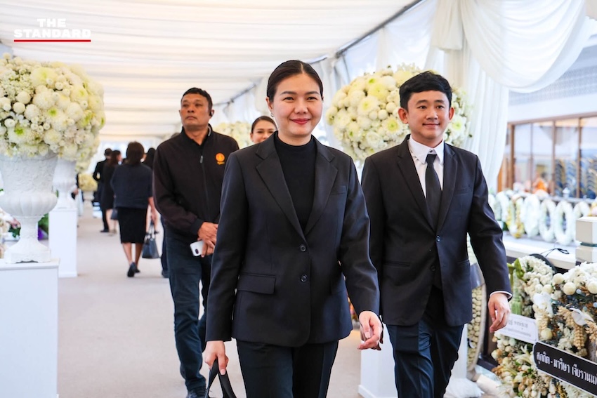 ทักษิณ ชินวัตร อดีตนายกรัฐมนตรี ร่วมพิธีสวดพระอภิธรรมศพ พล.ต.ท. ผ่อน ปลัดรักษา 8