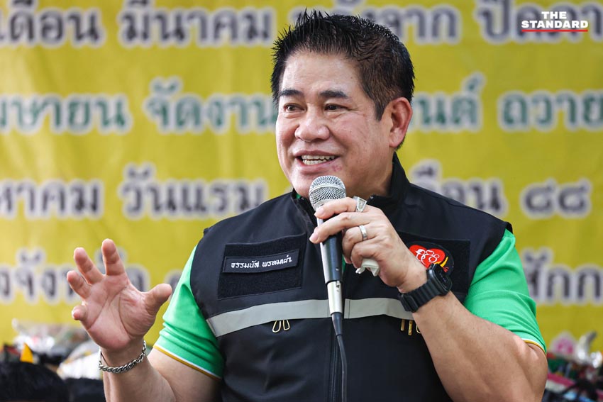 ร.อ.ธรรมนัส พรหมเผ่า มอบถุงยังชีพให้ผู้ประสบภัยเพลิงไหม้ 1