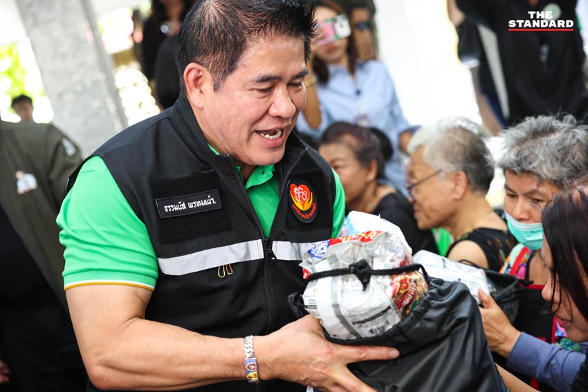 ร.อ.ธรรมนัส พรหมเผ่า มอบถุงยังชีพให้ผู้ประสบภัยเพลิงไหม้ 2