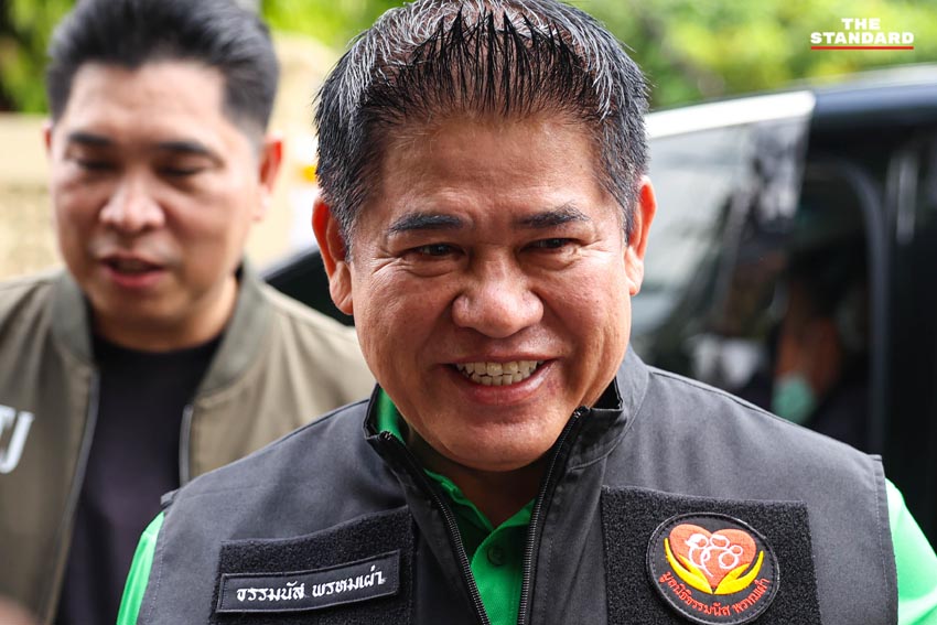 ร.อ.ธรรมนัส พรหมเผ่า มอบถุงยังชีพให้ผู้ประสบภัยเพลิงไหม้ 3