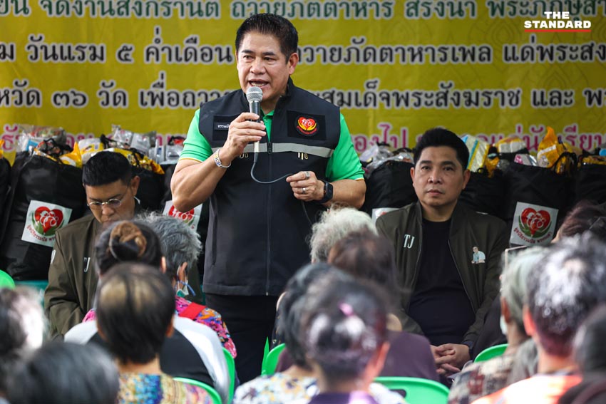 ร.อ.ธรรมนัส พรหมเผ่า มอบถุงยังชีพให้ผู้ประสบภัยเพลิงไหม้ 4