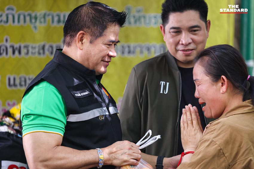ร.อ.ธรรมนัส พรหมเผ่า มอบถุงยังชีพให้ผู้ประสบภัยเพลิงไหม้ 5