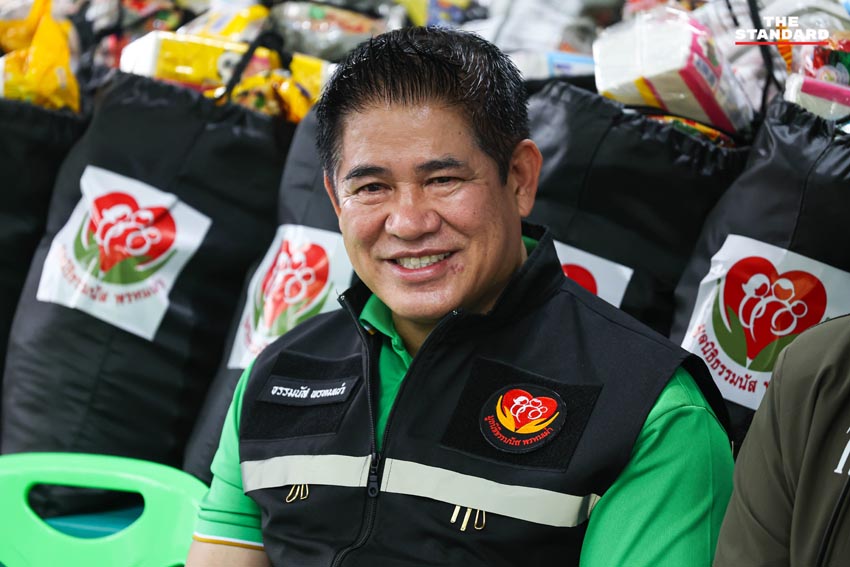 ร.อ.ธรรมนัส พรหมเผ่า มอบถุงยังชีพให้ผู้ประสบภัยเพลิงไหม้ 6