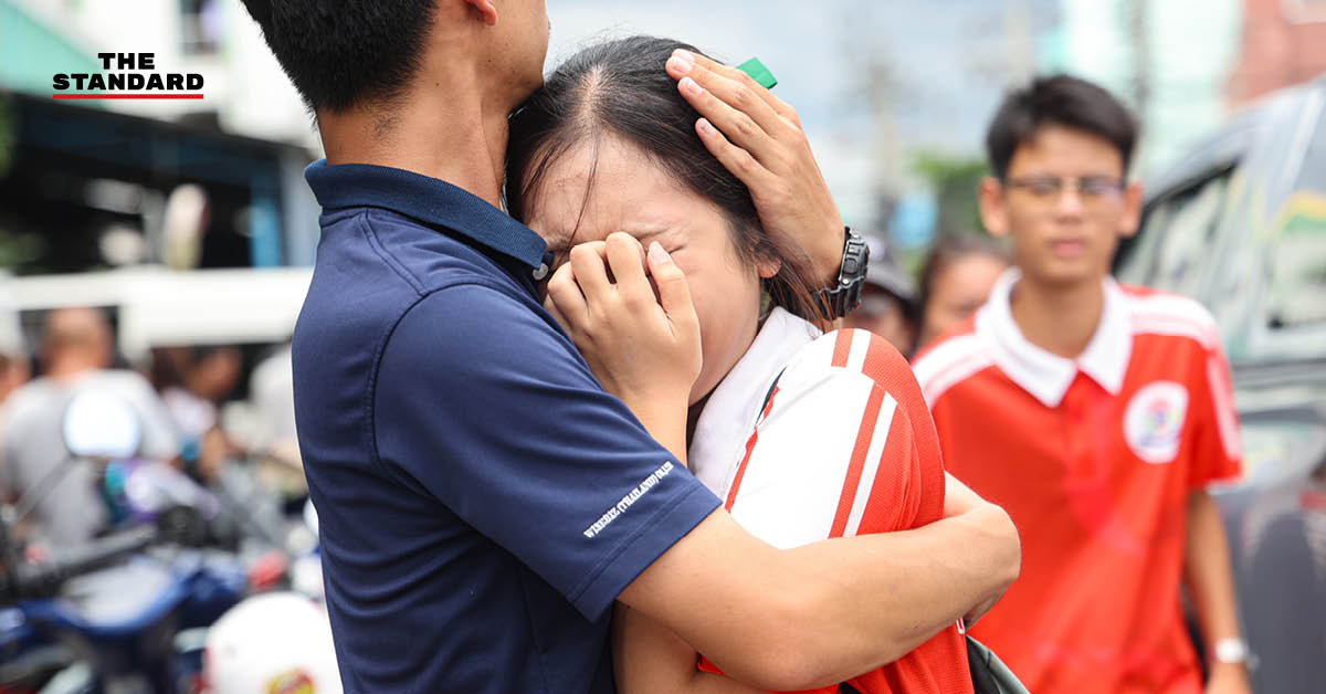 เจ้าหน้าที่ตำรวจและผู้บริหารกำลังตรวจสอบที่เกิดเหตุภายในโรงเรียนเทพศิรินทร์ นนทบุรี