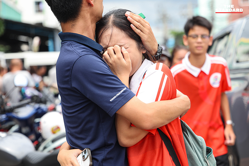 เจ้าหน้าที่ตำรวจและผู้บริหารกำลังตรวจสอบที่เกิดเหตุภายในโรงเรียนเทพศิรินทร์ นนทบุรี 1