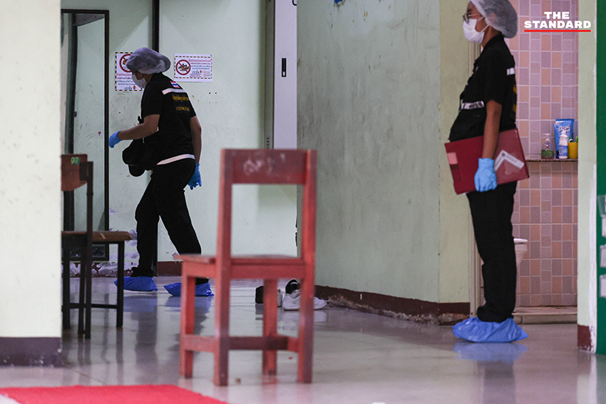 เจ้าหน้าที่ตำรวจและผู้บริหารกำลังตรวจสอบที่เกิดเหตุภายในโรงเรียนเทพศิรินทร์ นนทบุรี 10