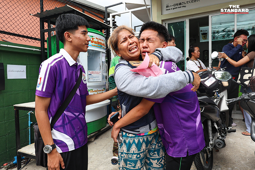 เจ้าหน้าที่ตำรวจและผู้บริหารกำลังตรวจสอบที่เกิดเหตุภายในโรงเรียนเทพศิรินทร์ นนทบุรี 11