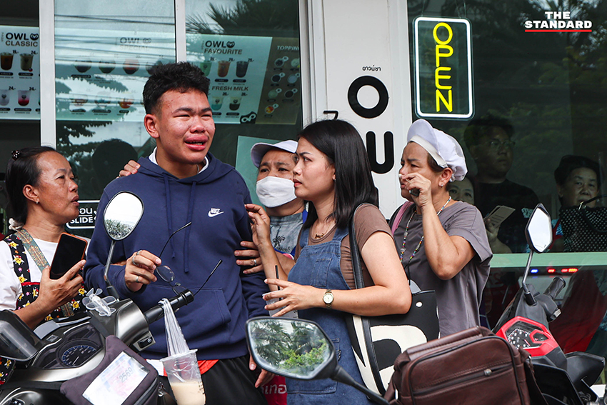 เจ้าหน้าที่ตำรวจและผู้บริหารกำลังตรวจสอบที่เกิดเหตุภายในโรงเรียนเทพศิรินทร์ นนทบุรี 13