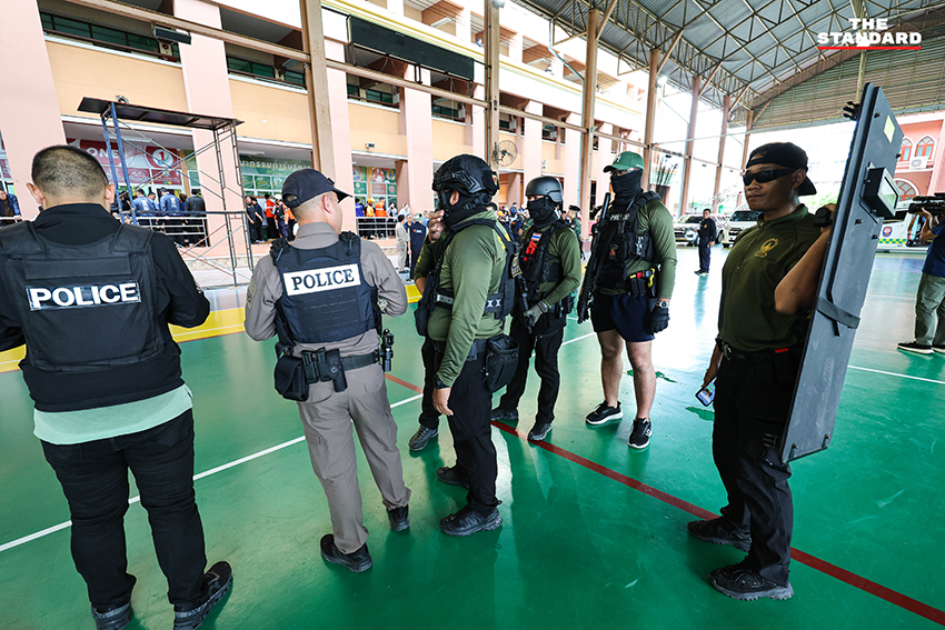 เจ้าหน้าที่ตำรวจและผู้บริหารกำลังตรวจสอบที่เกิดเหตุภายในโรงเรียนเทพศิรินทร์ นนทบุรี 15