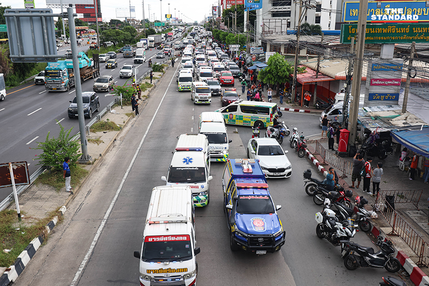 เจ้าหน้าที่ตำรวจและผู้บริหารกำลังตรวจสอบที่เกิดเหตุภายในโรงเรียนเทพศิรินทร์ นนทบุรี 16