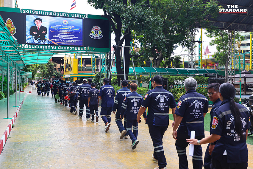 เจ้าหน้าที่ตำรวจและผู้บริหารกำลังตรวจสอบที่เกิดเหตุภายในโรงเรียนเทพศิรินทร์ นนทบุรี 3