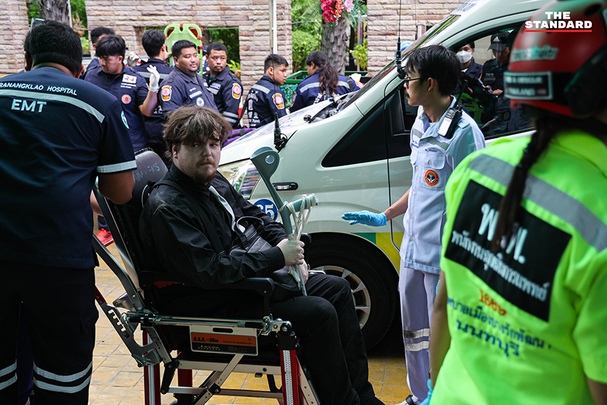 เจ้าหน้าที่ตำรวจและผู้บริหารกำลังตรวจสอบที่เกิดเหตุภายในโรงเรียนเทพศิรินทร์ นนทบุรี 5