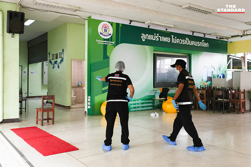 เจ้าหน้าที่ตำรวจและผู้บริหารกำลังตรวจสอบที่เกิดเหตุภายในโรงเรียนเทพศิรินทร์ นนทบุรี 6