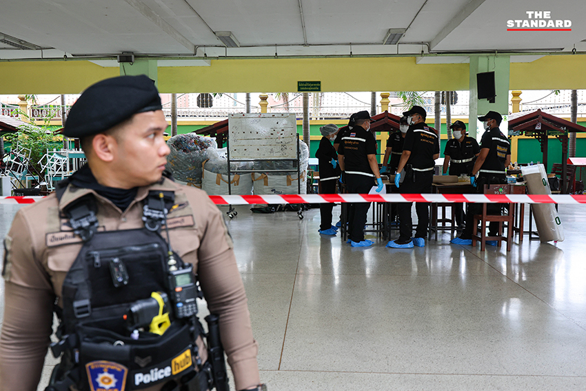 เจ้าหน้าที่ตำรวจและผู้บริหารกำลังตรวจสอบที่เกิดเหตุภายในโรงเรียนเทพศิรินทร์ นนทบุรี 8