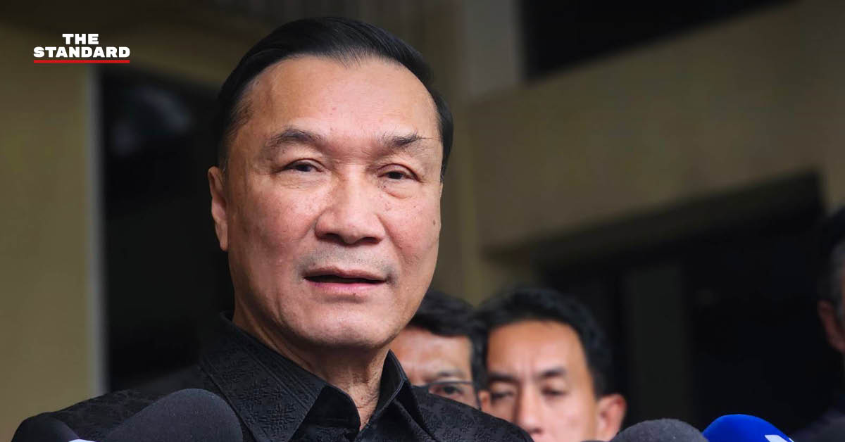 ภาพ ทรงศักดิ์ ทองศรี รองนายกรัฐมนตรี กำลังให้สัมภาษณ์สื่อมวลชน