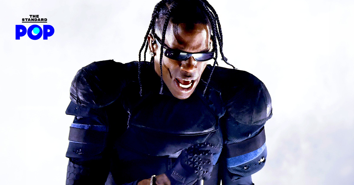 Travis Scott กำลังแสดงบนเวทีในงานประกาศรางวัลแกรมมี่ ครั้งที่ 66