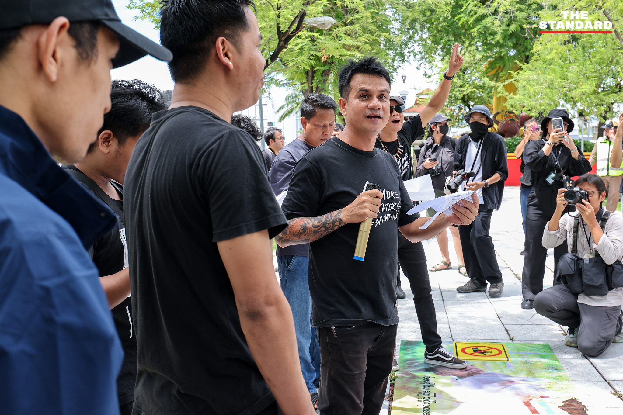 กลุ่มผู้ประท้วงรวมตัวหน้าองค์การสหประชาชาติประจำประเทศไทย ถือป้ายคัดค้านการต้อนรับ พล.อ.อาวุโส มิน อ่อง หล่าย 4