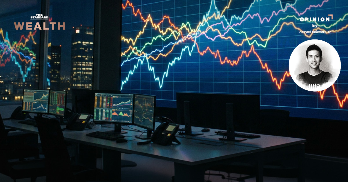 ภาพกราฟหุ้น S&P 500 และ Nasdaq ที่ปรับตัวขึ้นพร้อมตึกสูงในย่าน Wall Street