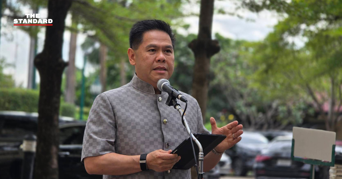 วราวุธ ศิลปอาชา รัฐมนตรีว่าการกระทรวงอุตสาหกรรม กำลังให้สัมภาษณ์